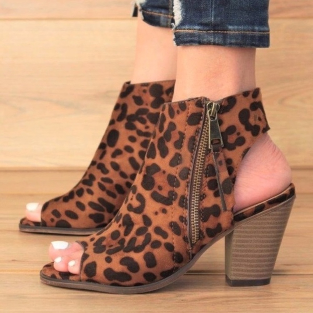BE STUNNING Leopard Print Bootie    - Picture 2 of 2